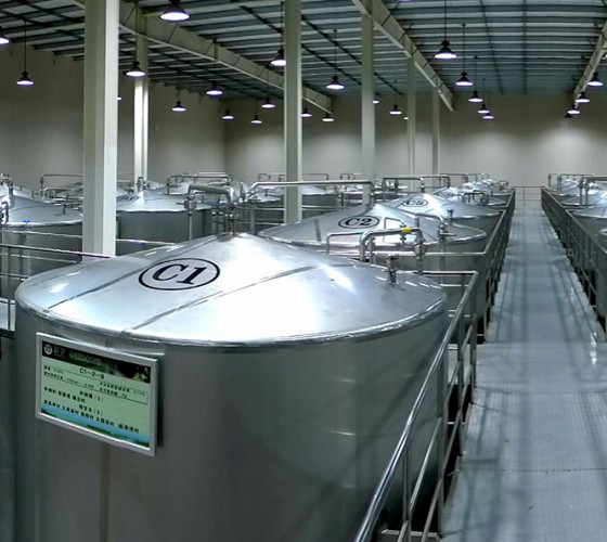 公司擁有都橄欖行業(yè)中亞洲最大的萬(wàn)噸標(biāo)準(zhǔn)化恒溫避光隔氧儲(chǔ)油庫(kù)，具備最佳的15℃-22℃低恒溫儲(chǔ)存環(huán)境。全部?jī)?chǔ)油罐采用食品級(jí)專(zhuān)用不銹鋼制作，采用..